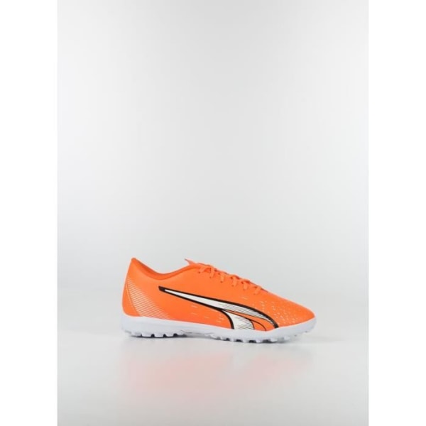 Rivoluziona il tuo gioco con le scarpe da calcio Puma Ultra Play TT per uomo. Con una tomaia in material sintetico leggero