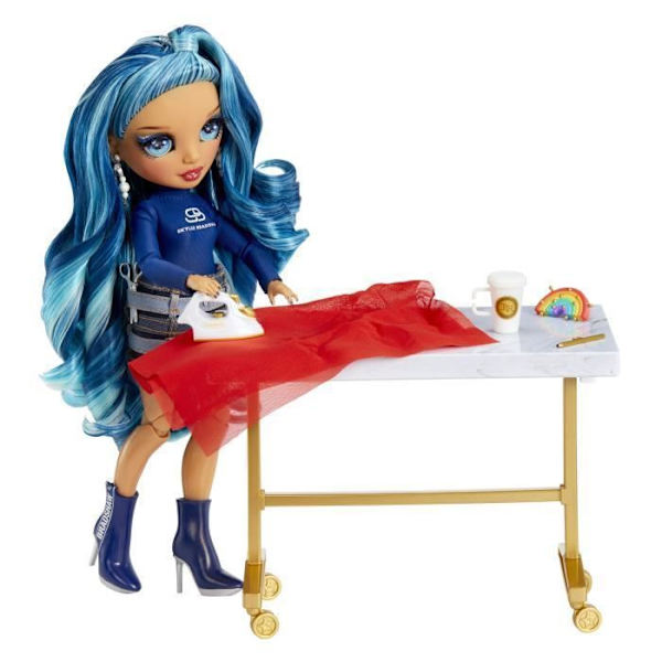 Rainbow High - Fashion Studio Couture Lekset - Poserbar Skyler Bradshaw Doll + tyger och sömnadstillbehör Flerfärgad