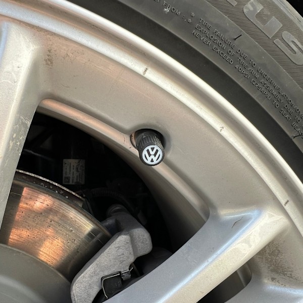 6x Bilhjul Däckventilkåpor Däckfälgstamskydd för Volkswagen VW Svart M