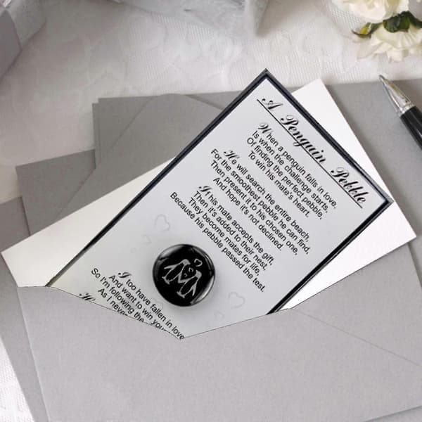 Pingvin Pebble En liten fickpingvinkram, graverad Mini Penguin Pebble Keepsake Pebble