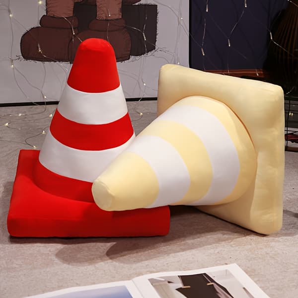 Rød konisk pyntepute ensfarget mykt materiale Halloween julegave dekor triangular pyramid 1