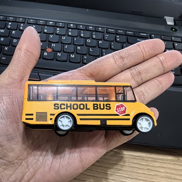 Skolbuss i metall, legeringsbilmodell, legering pull-back buss leksaksbil, bildekorationsleksak Yellow