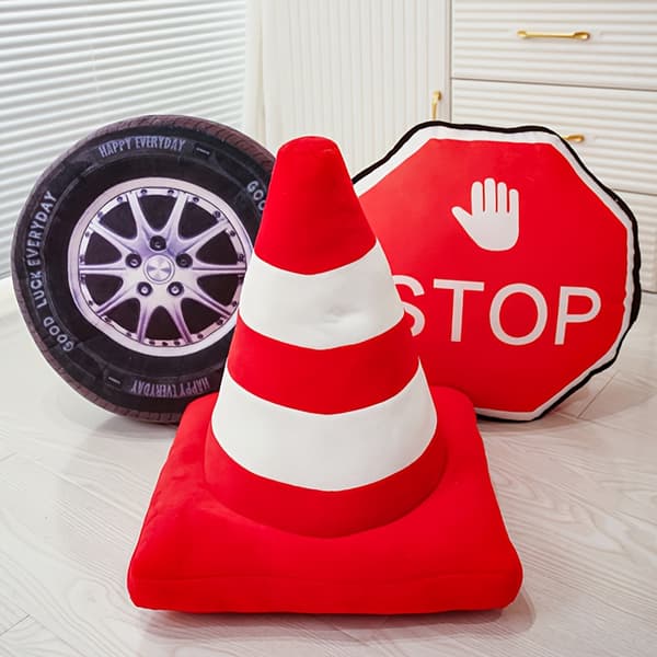 Rød konisk pyntepute ensfarget mykt materiale Halloween julegave dekor triangular pyramid 1