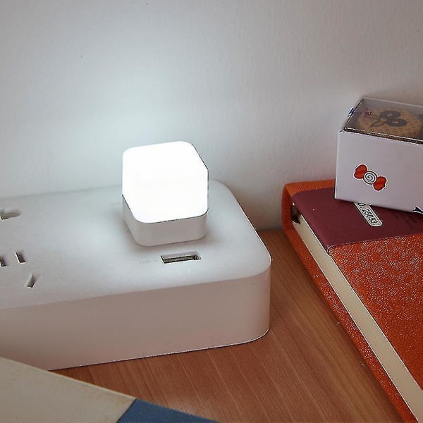 4 st Mini USB Nattlampa Liten Plug-In LED Barnkammar Lampa Bil Atmosfär Ljus Portabel Sänglampa Plug-In LED Nattlampa För Amning Dimbar N