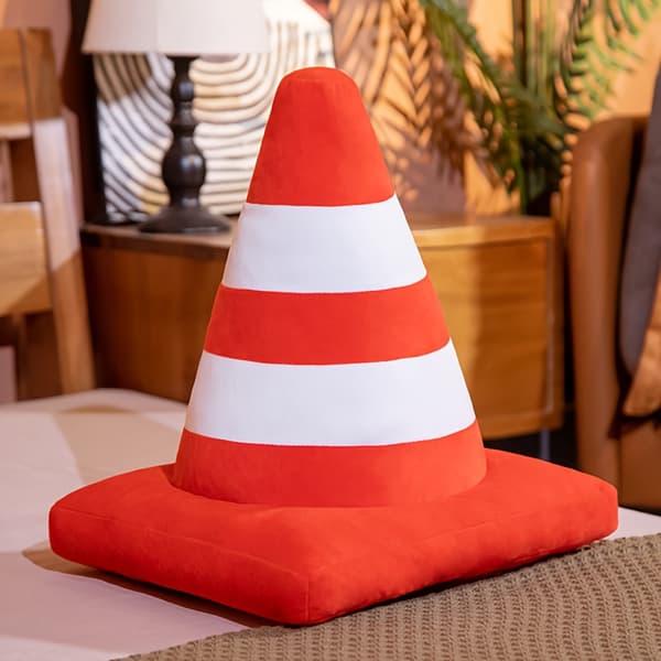 Rød konisk pyntepute ensfarget mykt materiale Halloween julegave dekor triangular pyramid 1