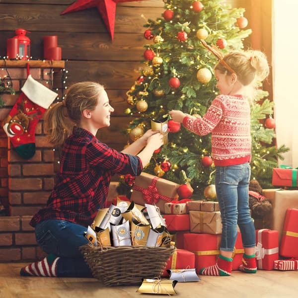 Adventskalender, 24 julkalender presentaskar i papperspåsar med