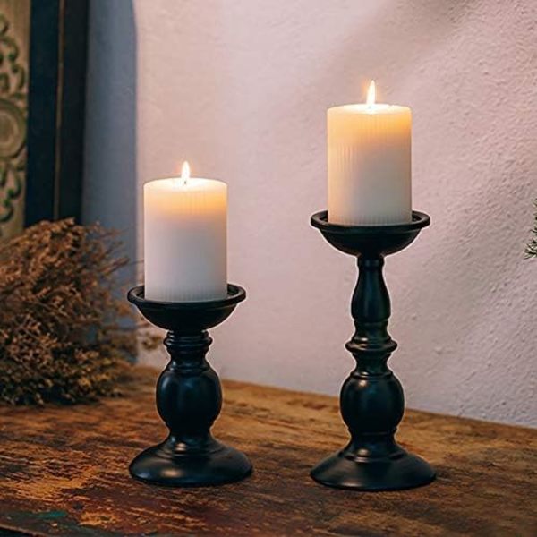 2 sorte metalliske lysestaker for søylelys