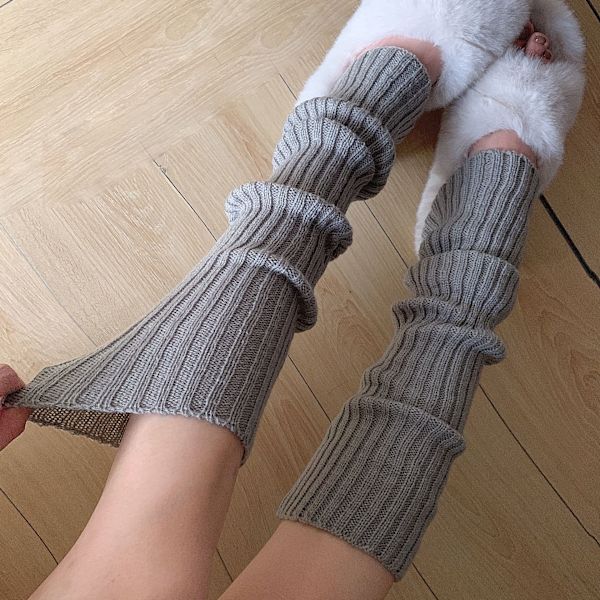 Varm stickade polarsockor med vertikala ränder för höst och vinter - kalvsockor