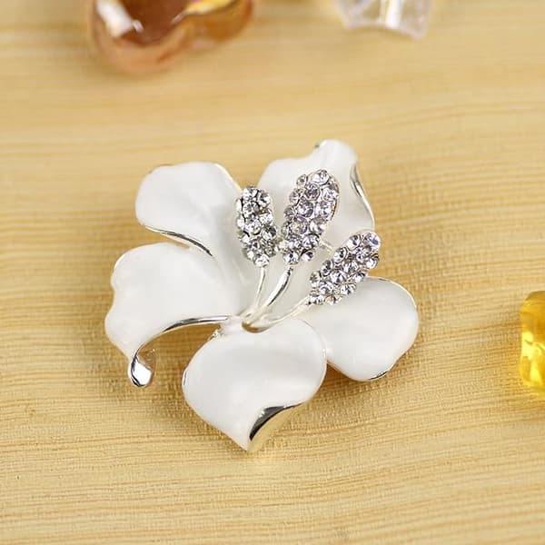 Elegant Blomsterformet og Krystal Brosche