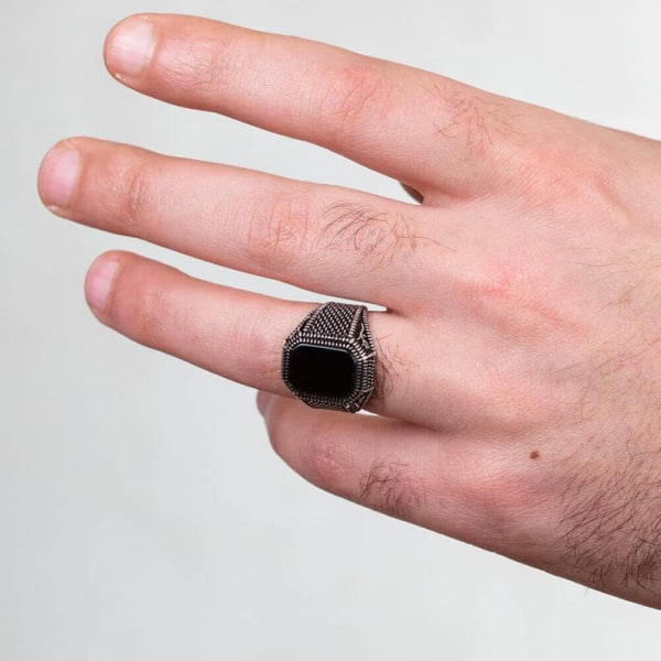 Mænds ring med poleret stor sort onyx ædelsten