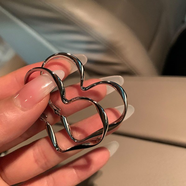 Hoop-korvakorut, muotikorut, statement, suuret geometriset sydämet
