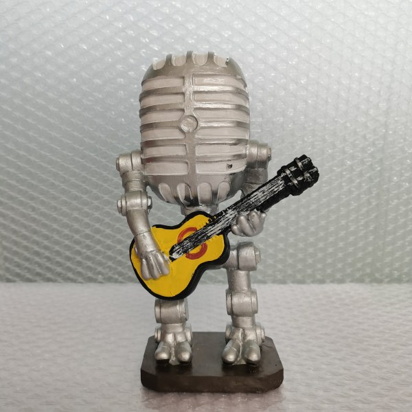 Retro stil mikrofon robot lampa håller retro gitarr, retro mikro