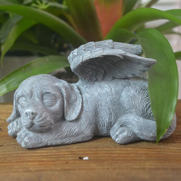 Statue af sovende hund med englevinger - Mindesmærke for kæledyr