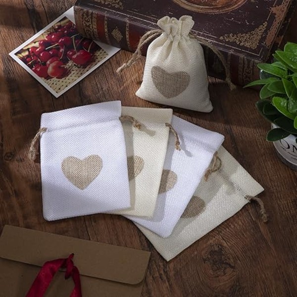 Jute Poser, Pakke med 24 Hamp Linnedposer med Snøre og Hjerte Mønster, Jute Dåbspose Genanvendelig Stofpose til Bryllup, Fødselsdag, Fest, Håndværk
