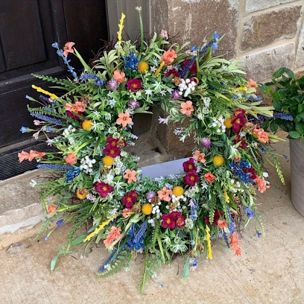 35 cm vår- og sommerkrans med kunstige villblomster