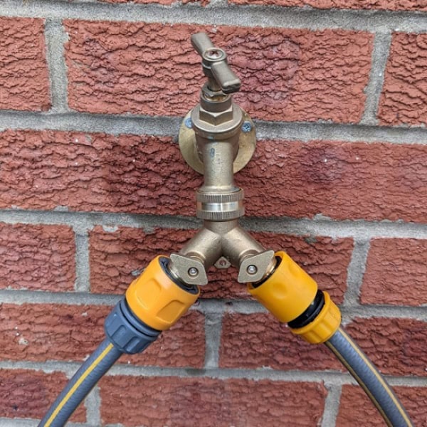 1 stk 2-veis messing pluggkran kobling, med enkeltventiler, gul