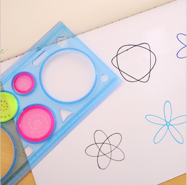 Blå spiralformet geometrisk lineal til studerende