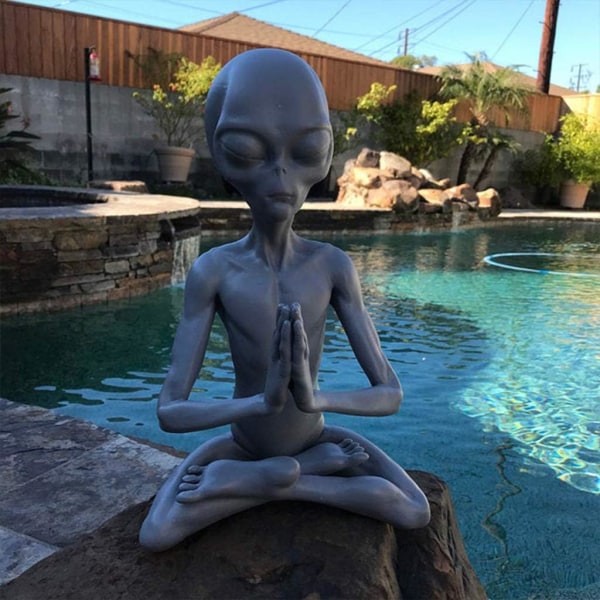 Meditationsstatue af en alien, meditationsyogastatue til haven