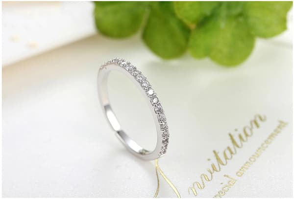 Simulert diamant stabelbar ring evighetsbånd for kvinner