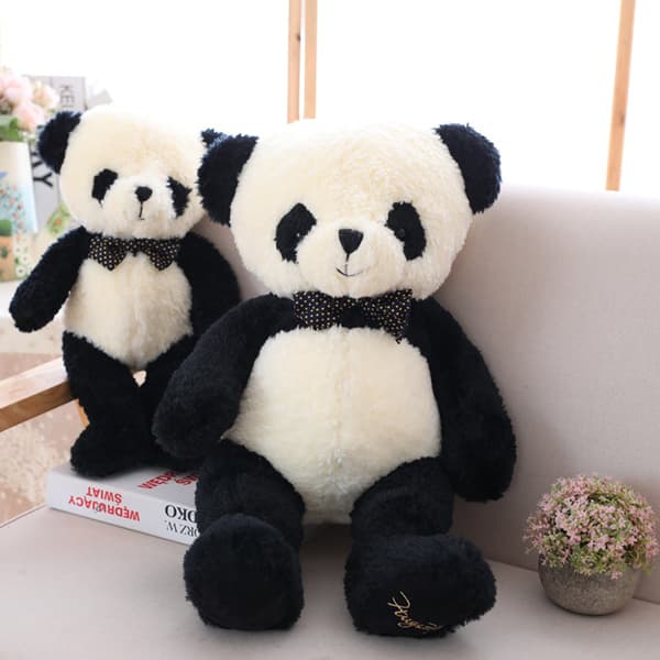 Söt sittande pandadocka fluga svartvit panda sovande do