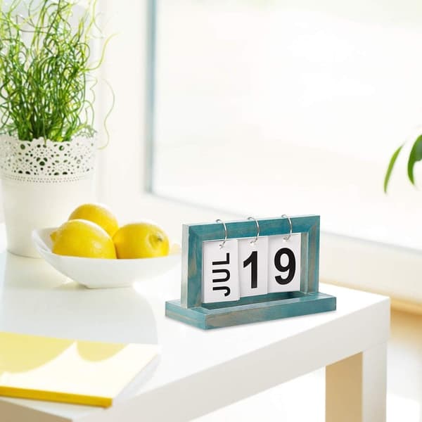 Kompakt skrivbordskalender med grön presentation av enstaka blad i trä