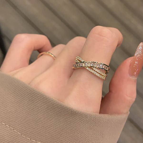Gullbelagt X-ring med simulerte diamanter og kryssdesign for kvinner