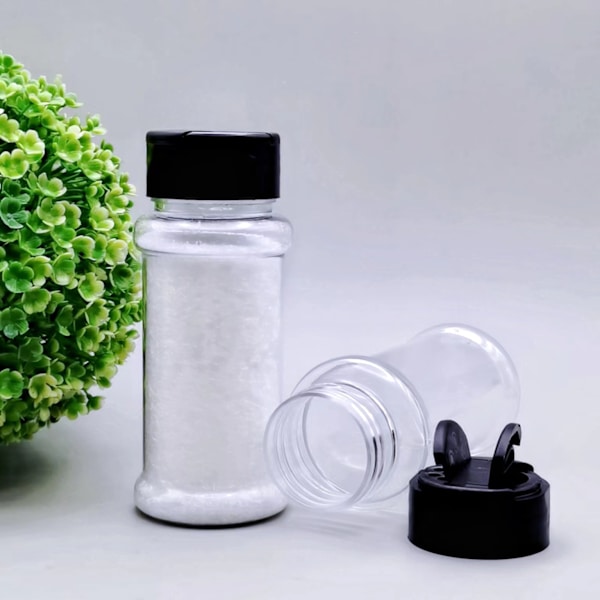 Plastik krydderiglas med sorte sigtekapsler