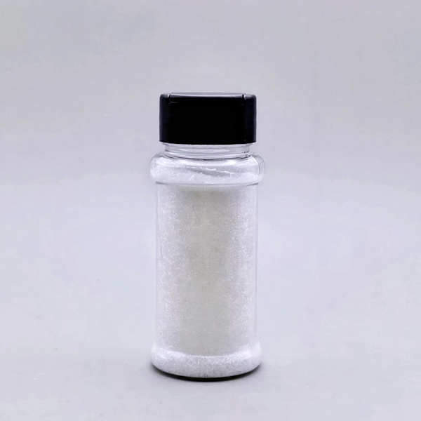 Plastik krydderiglas med sorte sigtekapsler