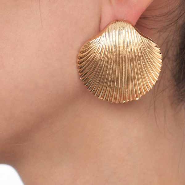 Store chunky gullringer i gull, store minimalistiske øredobber