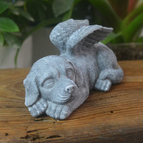 Statue af sovende hund med englevinger - Mindesmærke for kæledyr