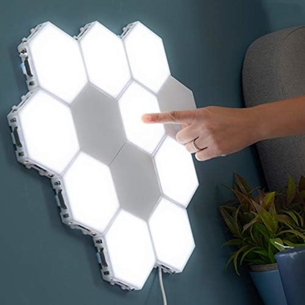 Kolme modulaarista ja kosketusnäppäimillä varustettua LED-valoa