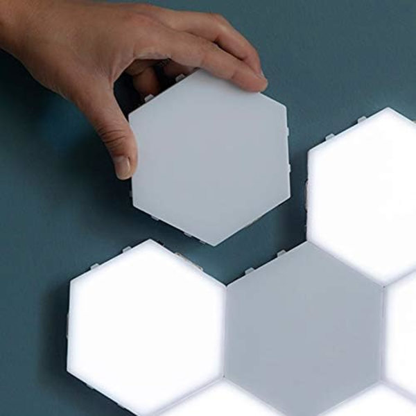 Kolme modulaarista ja kosketusnäppäimillä varustettua LED-valoa