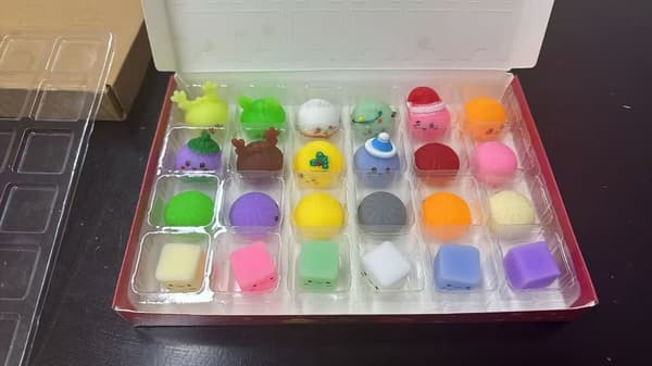 Jule Squishy Adventskalender 2026 24 Dager Overraskelser Squishies Lekeboks Julegave til Barn