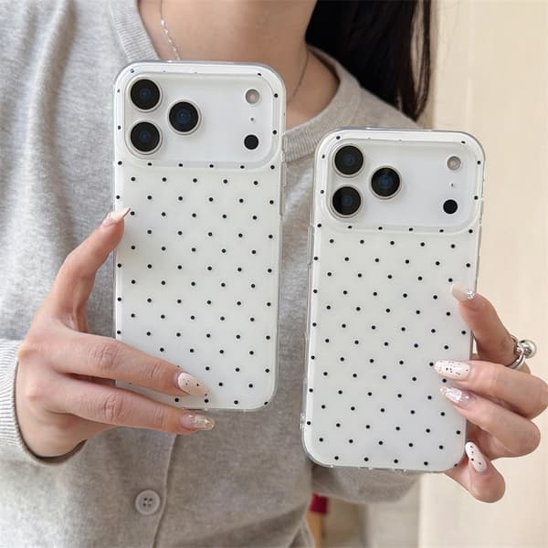 Dubbelskiktat prickigt telefonfodral för iPhone 16