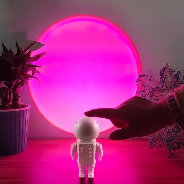 Astronautin auringonlaskulamppu, laskeutuva auringonlaskulamppu, RGB-tausta, tunnelma