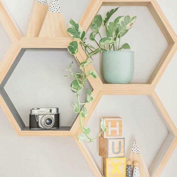 Massiivipuinen seinähylly, kuusikulmainen hunajakennohylly (keskikokoinen, valkoinen),
