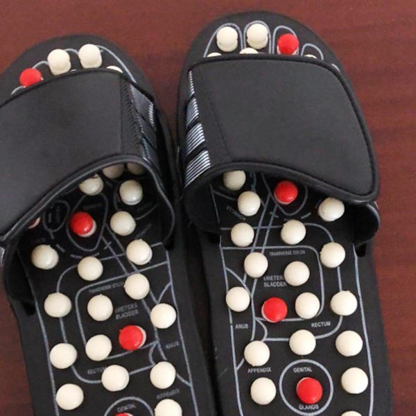 Akupressur Fotmassageapparat Akupunktstimulering Massage Tofflor Skor Zonterapi Sandaler Present för män Kvinnor Minska fotspänningar Främja cirkulationen Black 42-43