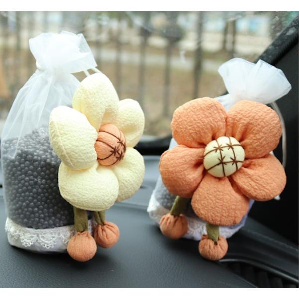 Hyunya-kukkaauto, jossa uusi autodeodorantti aktiivihiilipakkaus sekä formaldehydi ja livedeodorantti bambuhiilipaketti (Hyunya beige