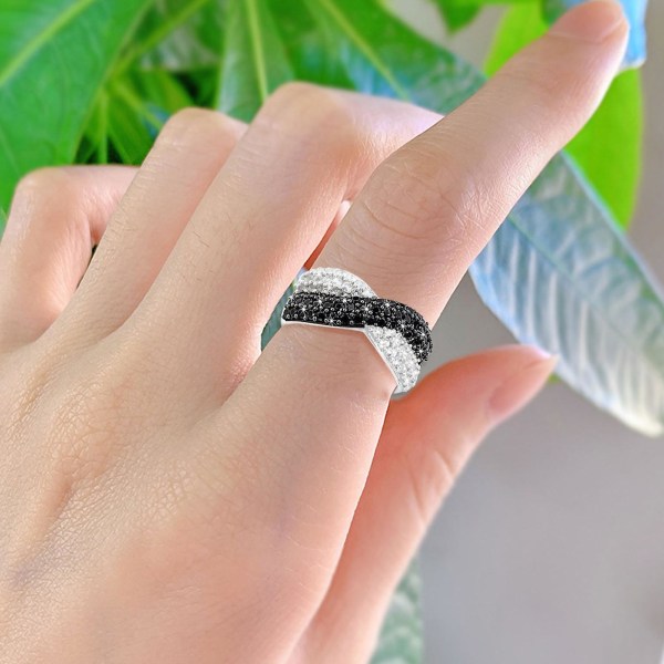 Kvinnor Finger Ring Dubbla Färger Glänsande Rhinestone Inläggningar Kors Form Elektropläterad Lady Circlet Dagliga smycken US 10