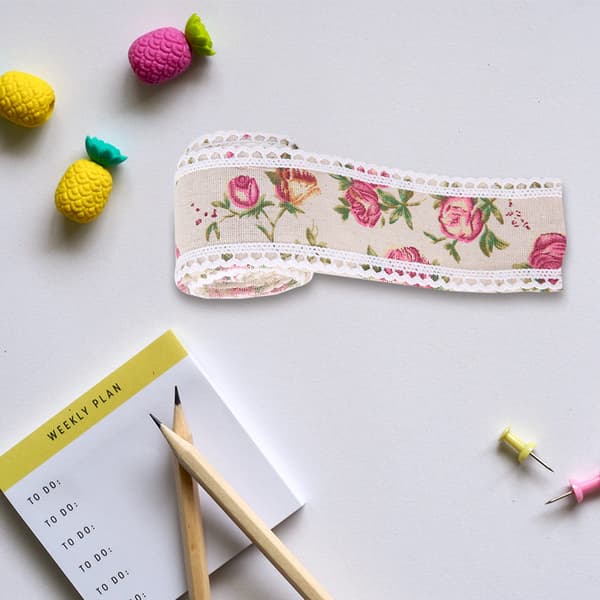 Elegant blondebånd for DIY-håndverk og bryllupskakepynt