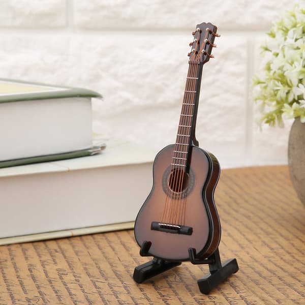 Minigitarrdisplay i tre - musikpynt til hjemmet (10 cm, brun)