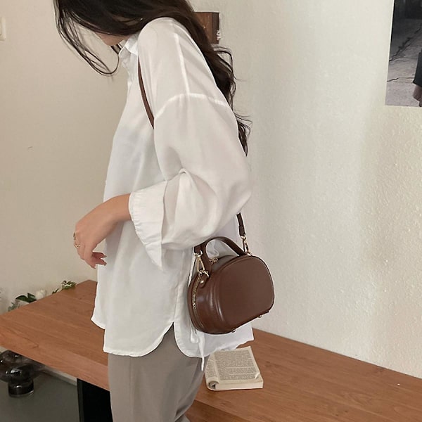 Crossbody Oval Bag Handväska Dam Vår Och Sommar 2023 Ny axelväska Mode Mångsidig Kontrast Fritidsväska Brun