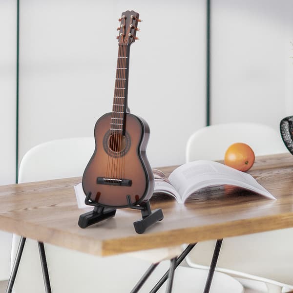 Minigitarrdisplay i tre - musikpynt til hjemmet (10 cm, brun)