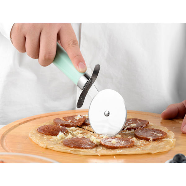 Muovinen kahva, pullonavaaja, juustoleikkuri, keittiön set (pyöreä musta pizzaleikkuri),