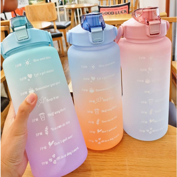 Bärbar plastmugg med stor kapacitet röd fitness halmkopp för sport med skala tvåfärgad bärbar utomhusvattenkokare (rosa ovan)