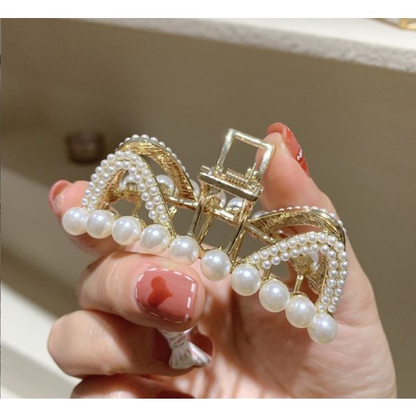 Pearl Shark Clip (Pearl Ears)