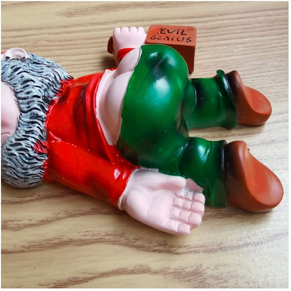 Lustiger betrunkener Gartenzwerg für drinnen und draußen, Terrasse, Rasen, Veranda, koristeellinen Statue aus Kunstharz, rot, groß, 24 cm