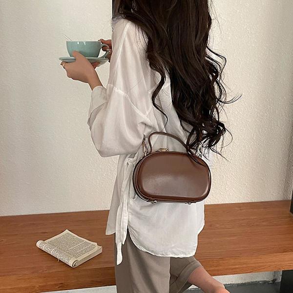 Crossbody Oval Bag Handväska Dam Vår Och Sommar 2023 Ny axelväska Mode Mångsidig Kontrast Fritidsväska Brun