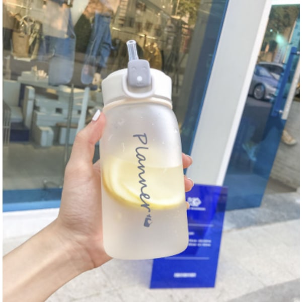 Flickans enkla hjärta vattenkopp med sugrör student bärbar fräsch anti-enkel frostad plastmugg studentpar (vit) 400ML