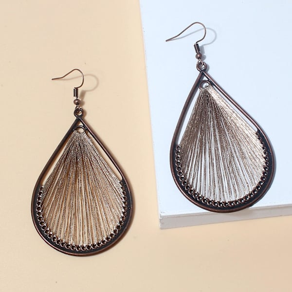 Korvakorut Bohemia Droplet Stud Muotikorut B2325 brown